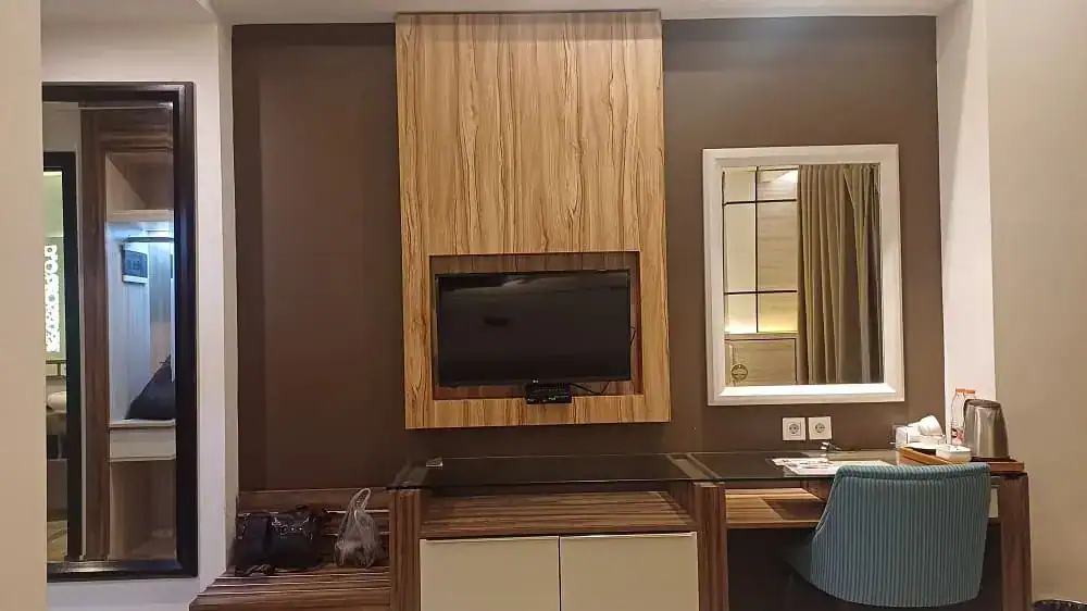 meja panjang tempat menaruh perintilan