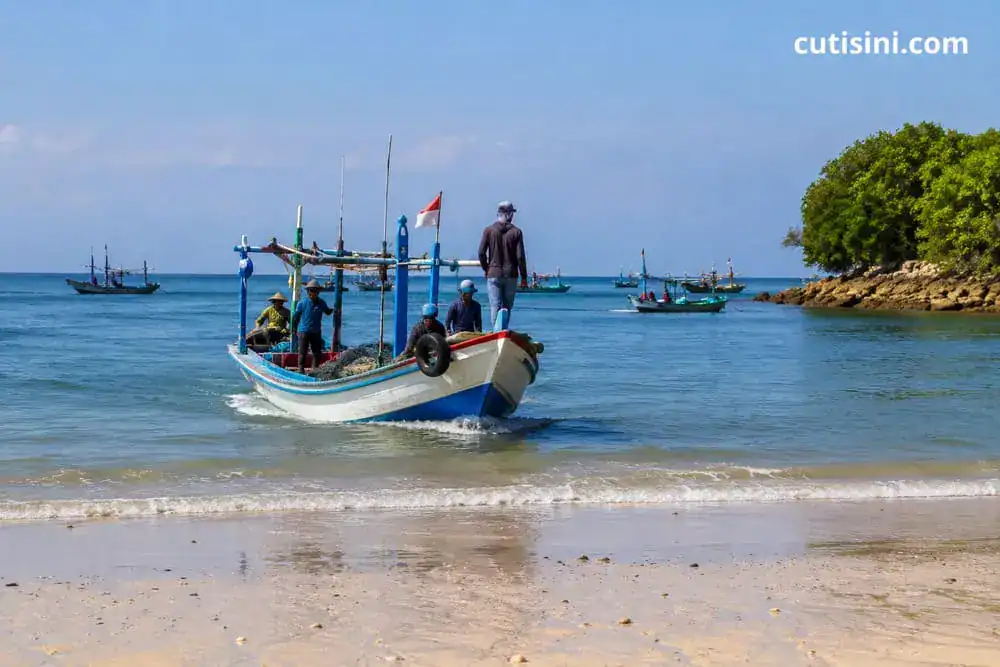 nelayan pulang ke pantai